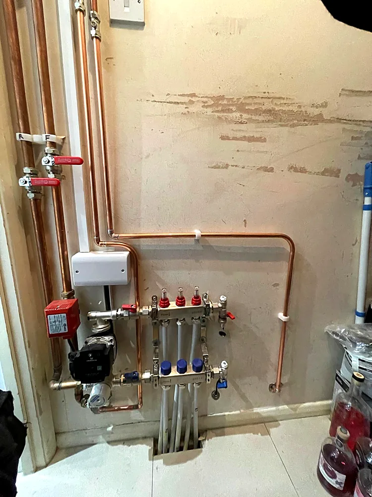Underfloor heating manifold and controls install
